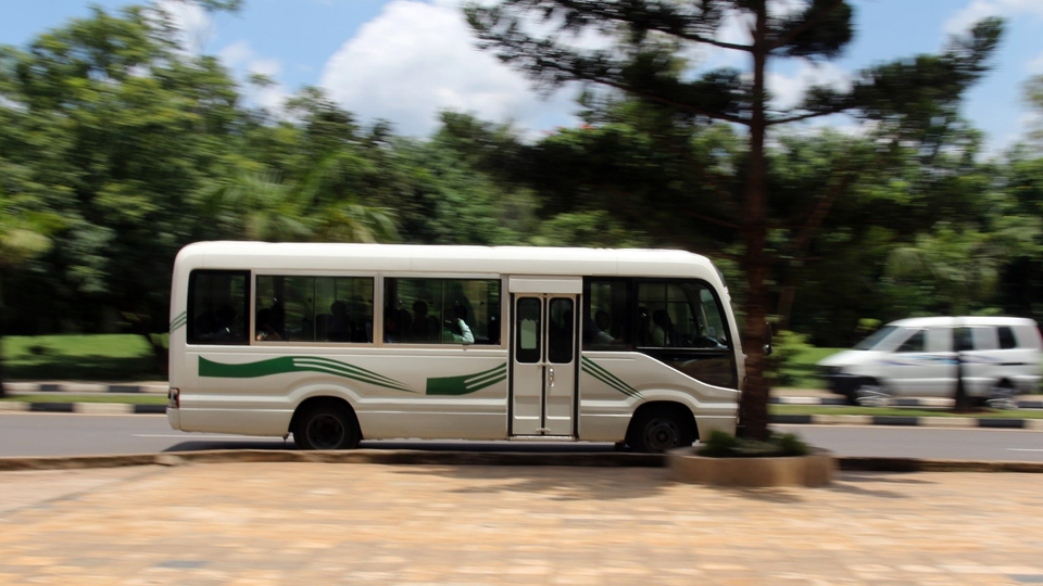 Vit buss på väg i Kigali, Rwanda