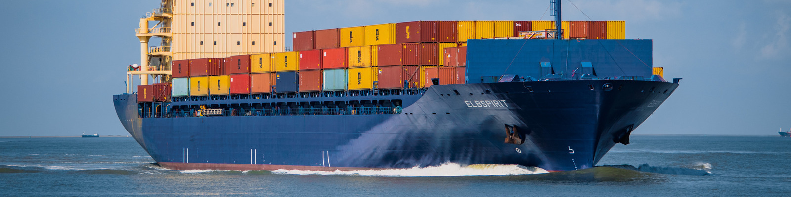 Contienerfartyg som färdas över havet med last.